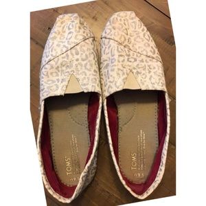 Snow leopard print Toms